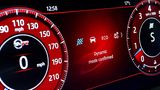 Die Farbe des digitalen Cockpits im Jaguar F-Pace SVR wechselt je nach Fahrt-Modus