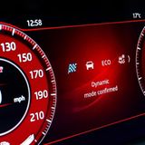 Die Farbe des digitalen Cockpits im Jaguar F-Pace SVR wechselt je nach Fahrt-Modus