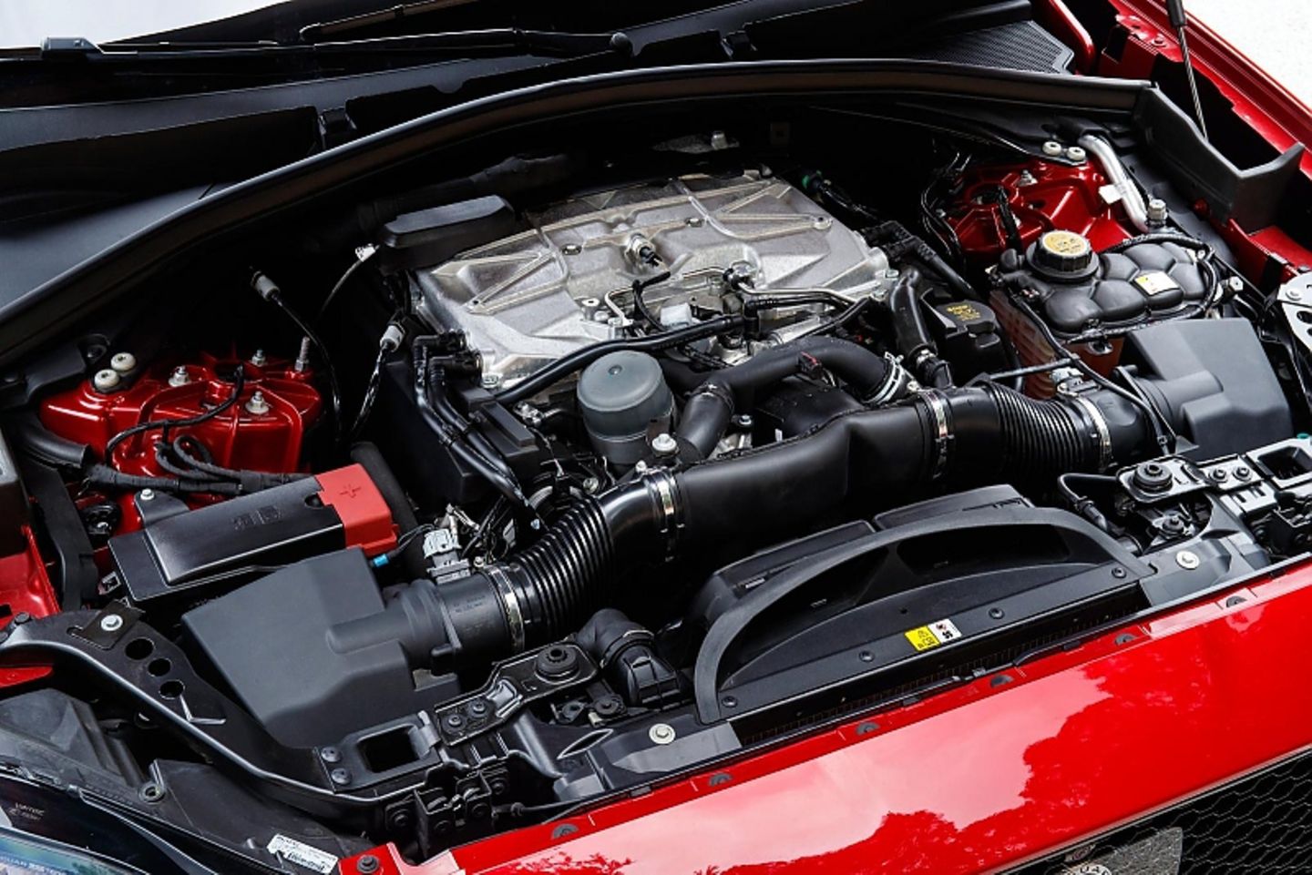 Der V8-Motor im Jaguar F-Pace SVR leistetsatte 550 PS