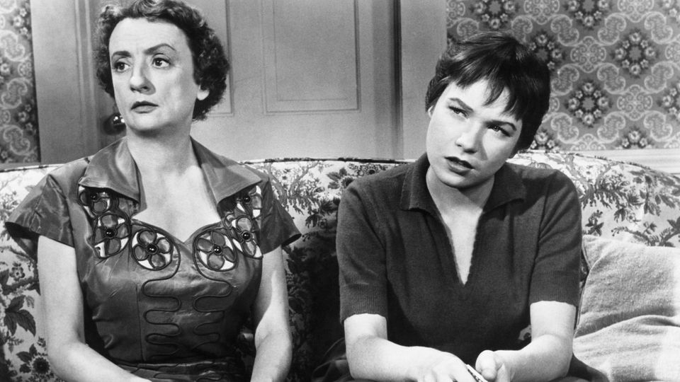 Shirley MacLaine (r.) zusammen mit Mildred Natwick in "Immer Ärger mit Harry" (1955)