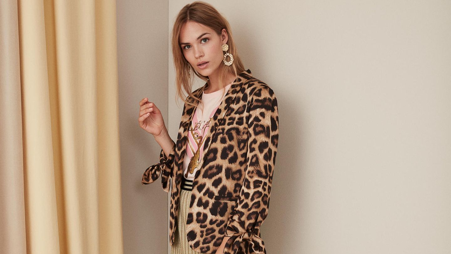 Frau trägt Blazer im Leoprint