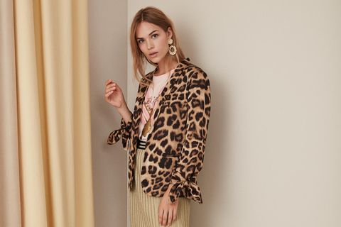 Frau trägt Blazer im Leoprint