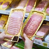 Tierische Produkte wie Fleisch und Wurst  Wer gesünder leben und dabei die Umwelt schützen will, sollte weniger Rindfleisch essen. Das belegt eine neue Studie nun eindrücklich. Ein Umstieg etwa von Rindfleisch auf alternative Eiweißquellen wie Hülsenfrüchte könnte die Zahl der ernährungsbedingten Todesfälle weltweit um bis zu 2,4 Prozent senken. Zugleich zeigt die Studie, dass die Rindfleischproduktion im Jahr 2010 für 25 Prozent aller Treibhausgasemissionen aus dem Nahrungsbereich verantwortlich war. Alternative Eiweißquellen könnten den Ausstoß demnach deutlich reduzieren. Lesen Sie mehr dazu hier.