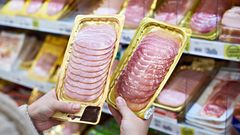 Tierische Produkte wie Fleisch und Wurst  Wer gesünder leben und dabei die Umwelt schützen will, sollte weniger Rindfleisch essen. Das belegt eine neue Studie nun eindrücklich. Ein Umstieg etwa von Rindfleisch auf alternative Eiweißquellen wie Hülsenfrüchte könnte die Zahl der ernährungsbedingten Todesfälle weltweit um bis zu 2,4 Prozent senken. Zugleich zeigt die Studie, dass die Rindfleischproduktion im Jahr 2010 für 25 Prozent aller Treibhausgasemissionen aus dem Nahrungsbereich verantwortlich war. Alternative Eiweißquellen könnten den Ausstoß demnach deutlich reduzieren. Lesen Sie mehr dazu hier.