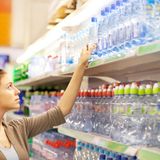 Wasserflaschen aus Plastik  Klar, Wassertrinken sollten wir alle. Nur nicht aus Plastik. Es gibt wohl kein Material, das die Meere mehr verschmutzt. Die EU will deshalb mit Recycling-Quoten dagegen vorgehen. Die Neuregelung schreibt vor, dass bis 2029 mindestens neun von zehn Plastikflaschen getrennt gesammelt und recycelt werden müssen. Bis dahin gilt: Investieren Sie besser in eine wiederverwendbare Flasche, die sie einfach am Wasserhahn auffüllen, wenn Sie durstig sind.