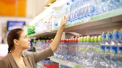 Wasserflaschen aus Plastik  Klar, Wassertrinken sollten wir alle. Nur nicht aus Plastik. Es gibt wohl kein Material, das die Meere mehr verschmutzt. Die EU will deshalb mit Recycling-Quoten dagegen vorgehen. Die Neuregelung schreibt vor, dass bis 2029 mindestens neun von zehn Plastikflaschen getrennt gesammelt und recycelt werden müssen. Bis dahin gilt: Investieren Sie besser in eine wiederverwendbare Flasche, die sie einfach am Wasserhahn auffüllen, wenn Sie durstig sind.