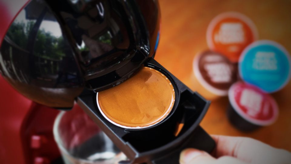 Kaffeekapseln  Jeder dritte deutsche Haushalt besitzt bereits eine Kapsel-Kaffeemaschine. Beliebt sind sie vor allem wegen der einfachen und schnellen Zubereitung. Doch sie sind Müllsünder par excellence: Die Stiftung Warentest hat den Kapselmüll in Deutschland 2015 auf 5000 Tonnen Abfall hochgerechnet. Gezählt hat Warentest Alukapseln wie bei Nespresso, aber auch Plastikkapseln von anderen Anbietern. Das Fazit: "Umweltschutz sieht anders aus." Investieren Sie deshalb lieber in Kaffeemaschinen, die loses Kaffeepulver oder ganze Kaffeebohnen verarbeiten können. Probieren Sie mal diese Varianten.