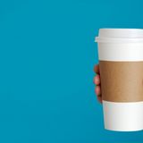 To-go-Becher  Pro Stunde werden in Deutschland 320.000 Coffe-to-go-Becher in den Müll geworfen, das hat die Deutsche Umwelthilfe (DUH) bereits 2015 ermittelt. Wenn Sie also im Supermarkt einen Kaffee bestellen, achten Sie darauf, dass Sie Ihren eigenen wiederverwendbaren Becher dabei haben. So produzieren Sie keinen Müll.