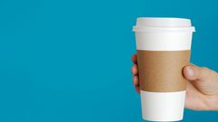 To-go-Becher  Pro Stunde werden in Deutschland 320.000 Coffe-to-go-Becher in den Müll geworfen, das hat die Deutsche Umwelthilfe (DUH) bereits 2015 ermittelt. Wenn Sie also im Supermarkt einen Kaffee bestellen, achten Sie darauf, dass Sie Ihren eigenen wiederverwendbaren Becher dabei haben. So produzieren Sie keinen Müll.