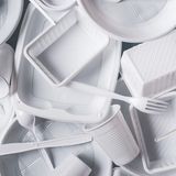 Plastikgeschirr  Cocktails trinken mit Plastikstrohhalm? Picknicken mit Plastikbesteck? Partysnacks auf Plastiktellern? Das gehört zwar bald der Vergangenheit an – denn die EU will zum Schutz von Umwelt und Meerestieren bestimmte Kunststoffprodukte verbieten, dennoch: bis dahin besser wiederverwendbare Teller oder biologisch abbaubare Produkte aus Zuckerrohr oder Palmblättern verwenden.