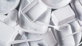 Plastikgeschirr  Cocktails trinken mit Plastikstrohhalm? Picknicken mit Plastikbesteck? Partysnacks auf Plastiktellern? Das gehört zwar bald der Vergangenheit an – denn die EU will zum Schutz von Umwelt und Meerestieren bestimmte Kunststoffprodukte verbieten, dennoch: bis dahin besser wiederverwendbare Teller oder biologisch abbaubare Produkte aus Zuckerrohr oder Palmblättern verwenden.
