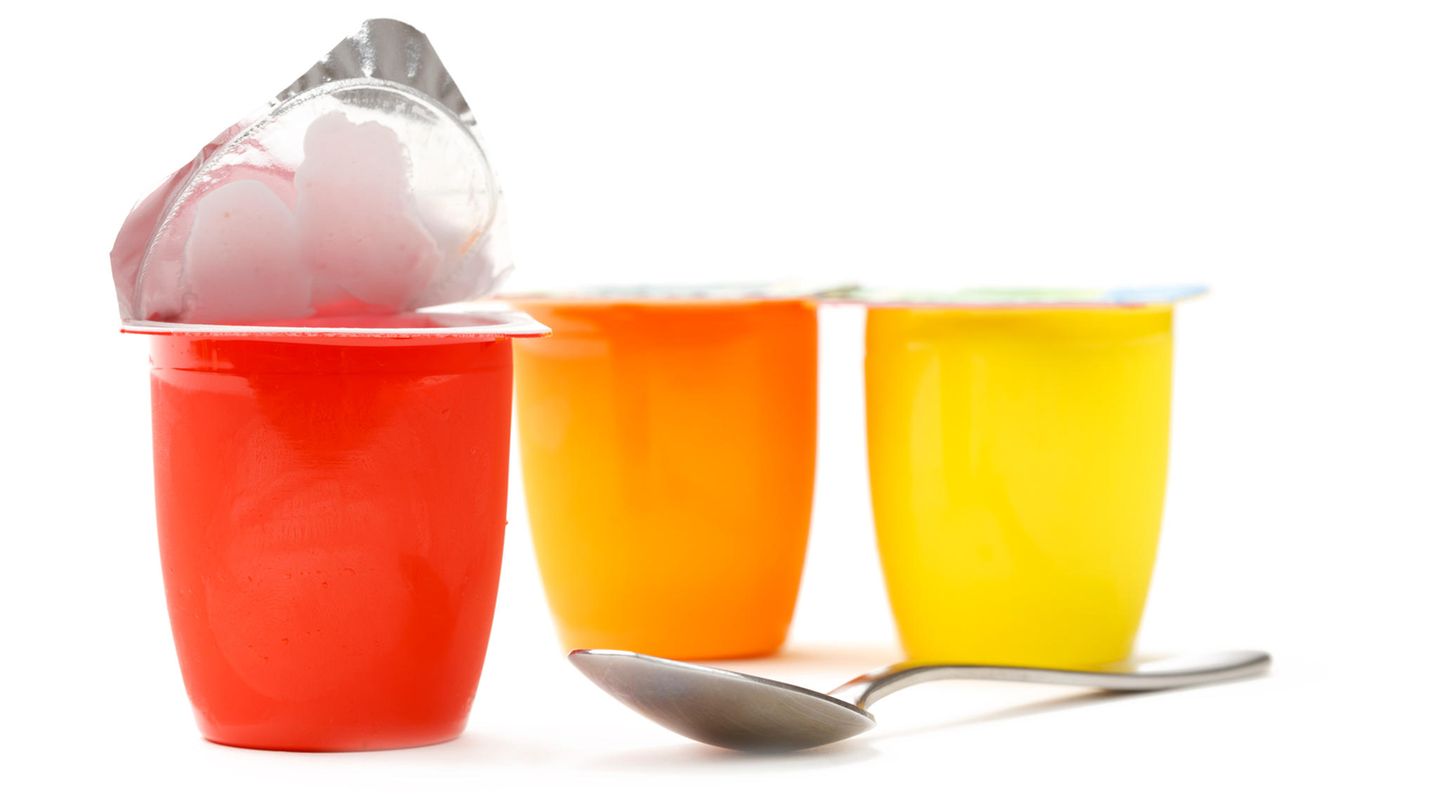 Joghurt in einzelnen Bechern  Es mag vielleicht praktisch wirken, Joghurt aus einzelnen Bechern zu verspeisen. Es verursacht aber zu viel Plastikmüll. Besser ist es, große Container oder Joghurt aus Pfandgläsern kaufen.
