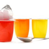 Joghurt in einzelnen Bechern  Es mag vielleicht praktisch wirken, Joghurt aus einzelnen Bechern zu verspeisen. Es verursacht aber zu viel Plastikmüll. Besser ist es, große Container oder Joghurt aus Pfandgläsern kaufen.