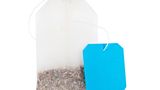 Teebeutel  Greifen Sie besser zu losem Tee als zu einzel verpackten Teebeuteln. Die einzelnen Tee-Portionen produzieren ziemlich viel Verpackungsmüll, meist sind sie mit einer Papierverpackung umhüllt und im Karton verpackt. Zudem sind die Teebeutelchen häufig nicht umweltfreundlich, denn der Beutel hat einen Plastikanteil.