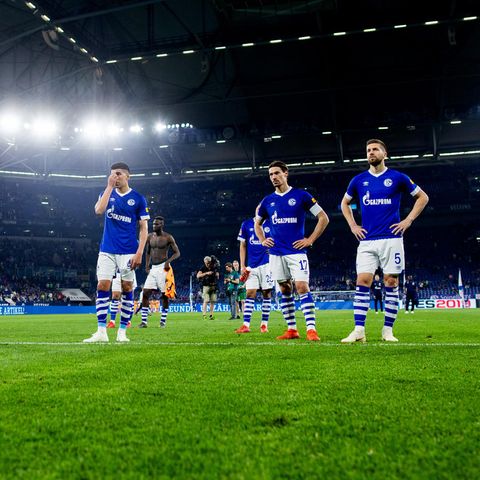 Schalker Spieler stellen sich nach der Niederlage gegen Hoffenheim den Fans in der Nordkurve