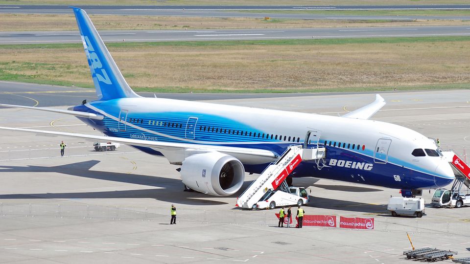 Kritik an Produktion: Im Juni 2011 auf dem Flughafen Berlin-Tegel: Erster Deutschland-Besuch einer Boeing 787 Im Juni 2011 auf dem Flughafen Berlin-Tegel: Erster Deutschland-Besuch einer Boeing 787