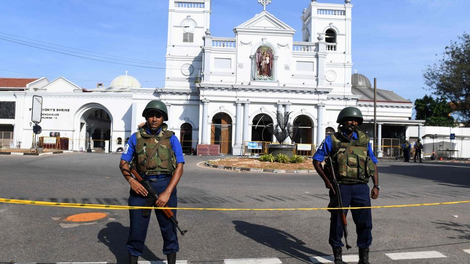 Wache vor christlicher Kirche in Sri Lanka