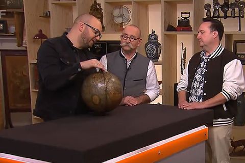"Bares für Rares"-Experte Sven Deutschmanek (l.) erklärt Moderator Horst Lichter und Verkäufer Stephan Grünhäuser die Besonderheiten des Globus
