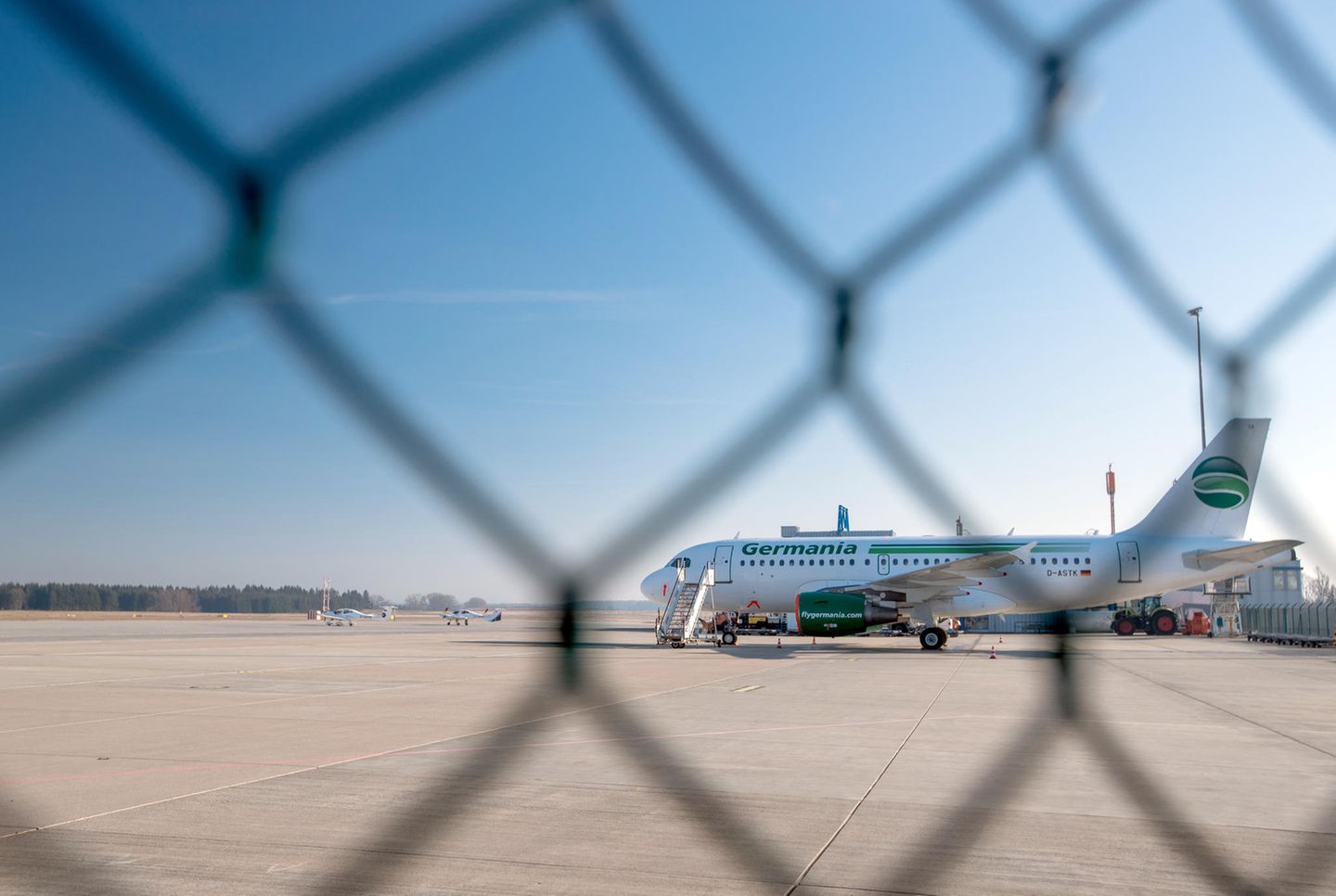 airport rostock-laage soll weltraumbahnhof werden