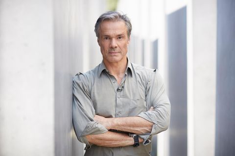 Der Schauspieler Hannes Jaenicke blcikt ernst in die Kamera