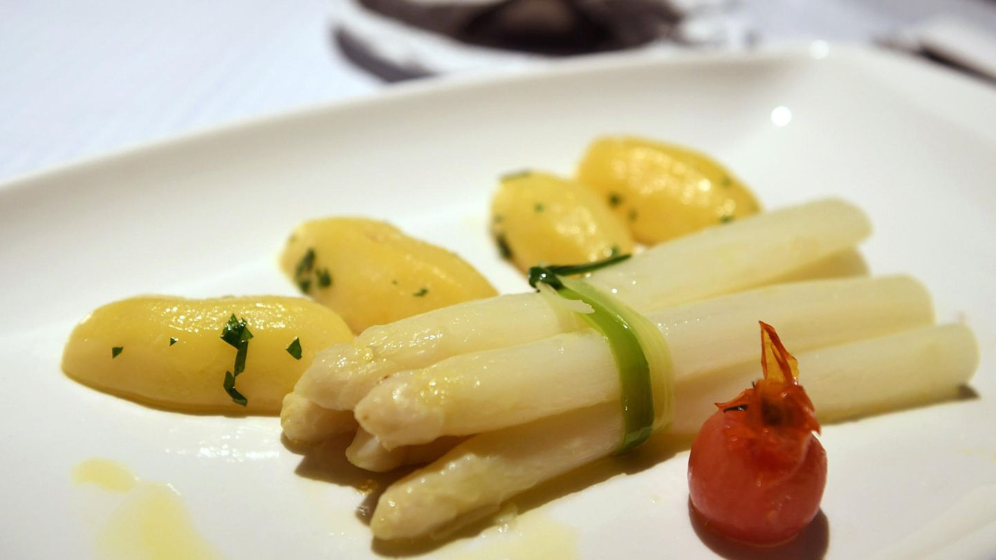 Spargel und Kartoffeln liegen auf einem Teller angerichtet