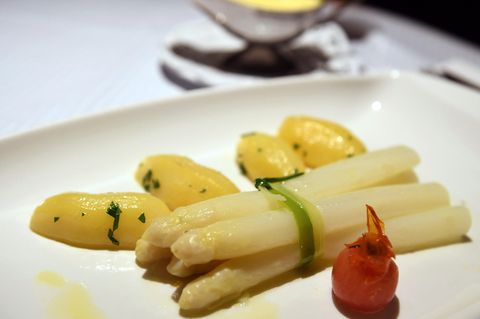 Spargel und Kartoffeln liegen auf einem Teller angerichtet