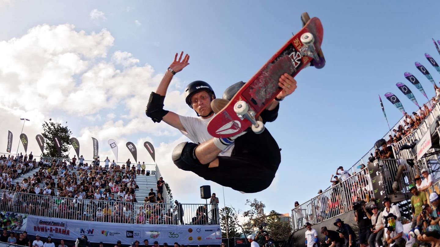 So erkennt man ihn leichter: Tony Hawk auf einem Skateboard