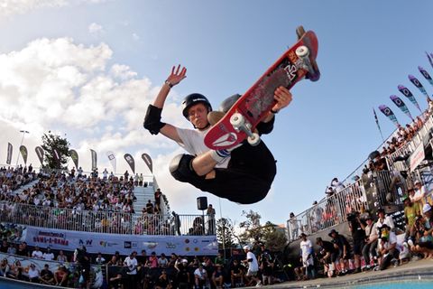 So erkennt man ihn leichter: Tony Hawk auf einem Skateboard