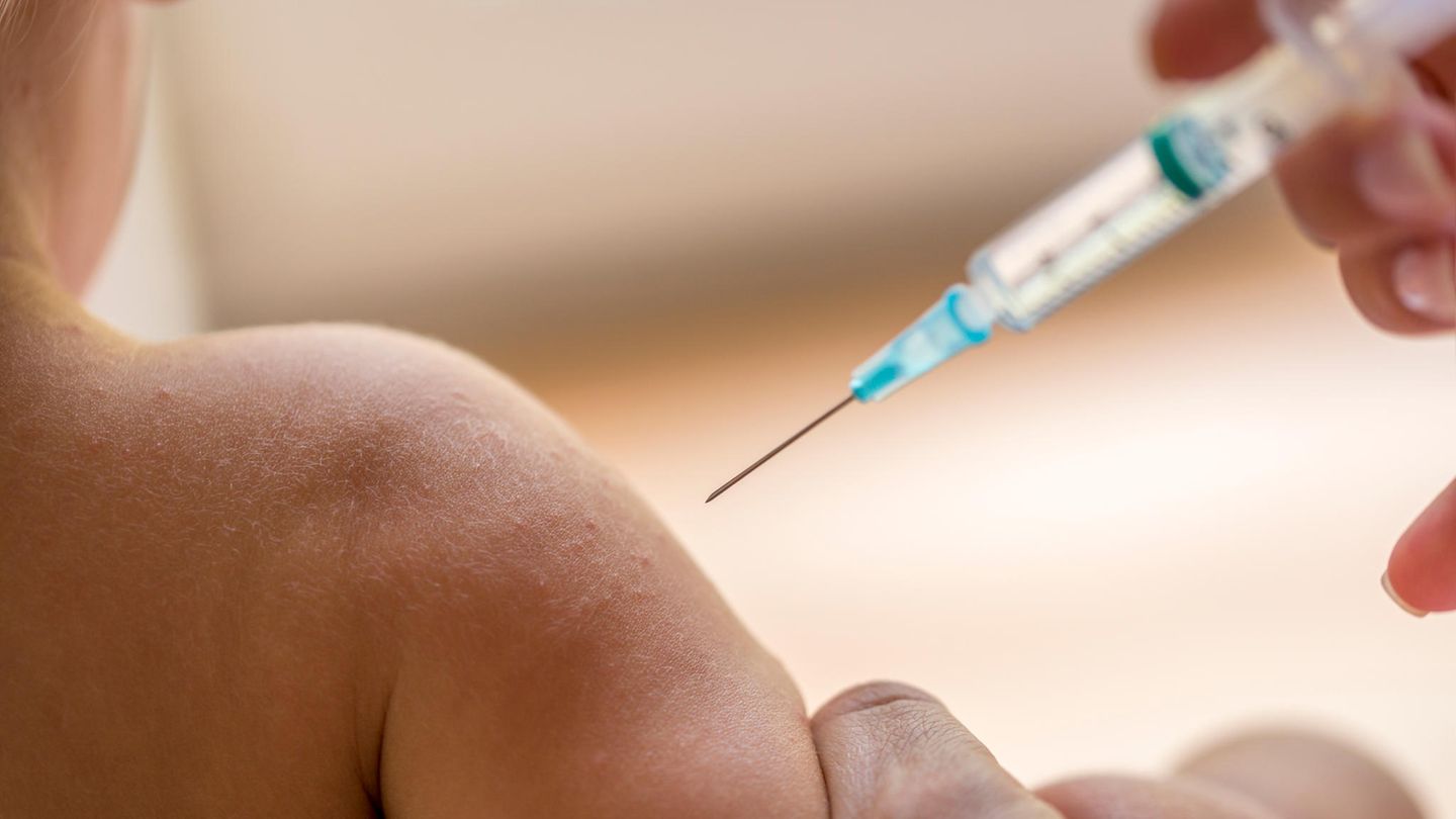 Impfen: Ein kleines Kind wird geimpft