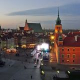 Stare Miasto - Altstadt  Links vom Königsschloss ragt auf dem Schlossplatz die Sigmundsäule in die Höhe – dahinter reihen sich die Häuser der Altstadt mit der Johanneskathedrale auf. Das Viertel steht heute auf der Welterbeliste der Unesco, obwohl sie erst gut 60 Jahre alt sind. Fast alle Gebäude mussten rekonstruiert werden, da die deutschen Truppen die Altstadt im Zweiten Weltkrieg komplett zerstört hatten. Tram: Stare Miastro  Infos: https://warsawtour.pl/de/project/altstadt