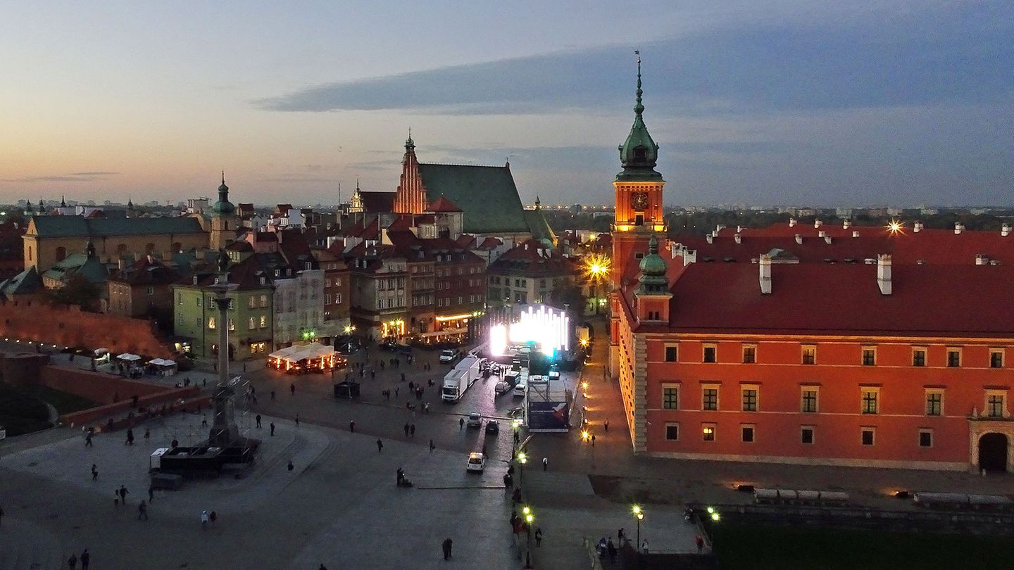 Stare Miasto - Altstadt  Links vom Königsschloss ragt auf dem Schlossplatz die Sigmundsäule in die Höhe – dahinter reihen sich die Häuser der Altstadt mit der Johanneskathedrale auf. Das Viertel steht heute auf der Welterbeliste der Unesco, obwohl sie erst gut 60 Jahre alt sind. Fast alle Gebäude mussten rekonstruiert werden, da die deutschen Truppen die Altstadt im Zweiten Weltkrieg komplett zerstört hatten. Tram: Stare Miastro  Infos: https://warsawtour.pl/de/project/altstadt