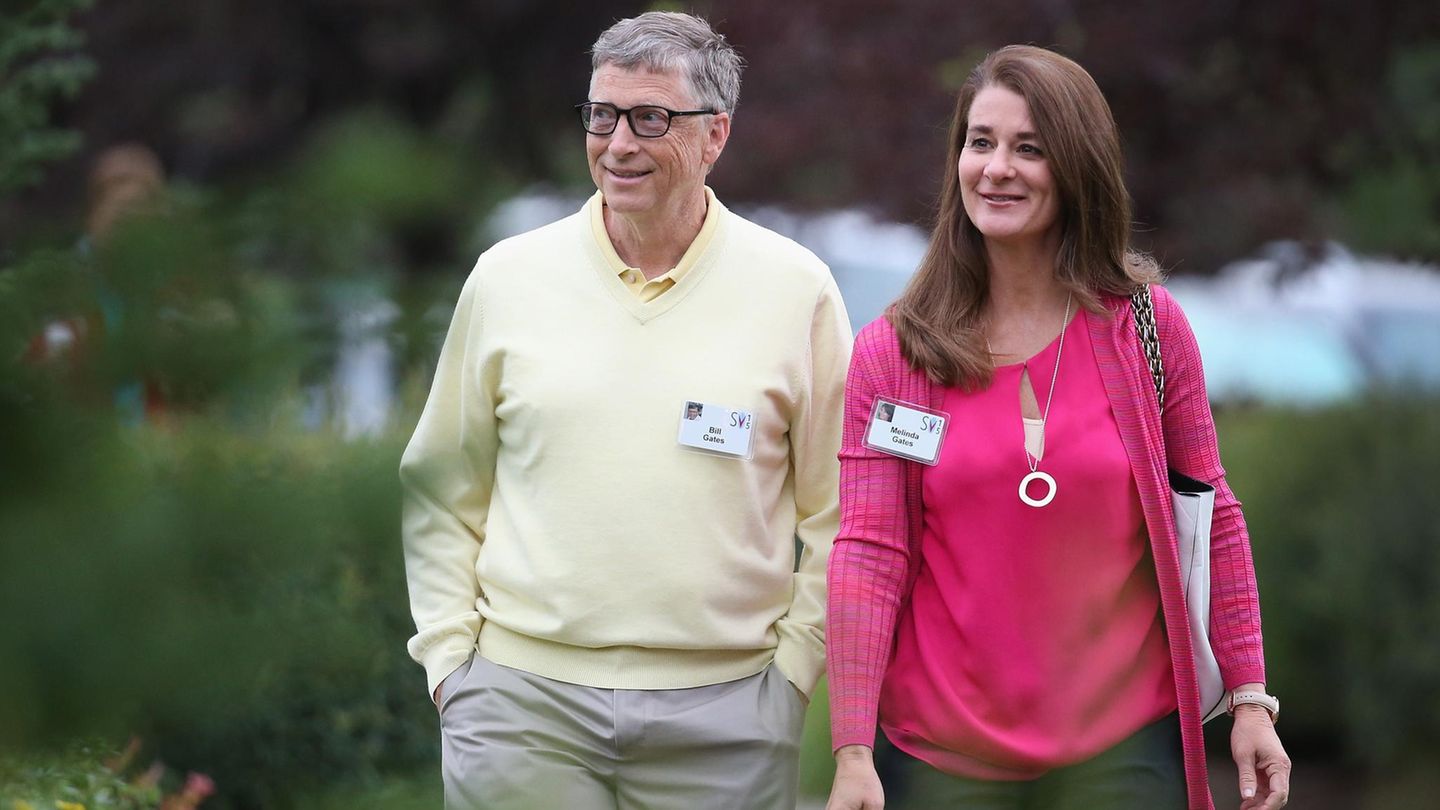 Bill Gates geht neben neben seiner Ehefrau Melinda Gates
