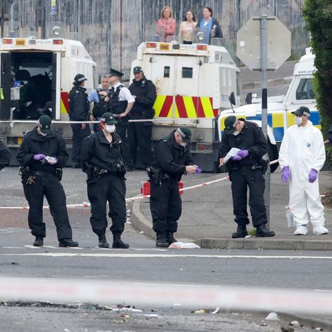 Polizisten am Tatort in Londonderry