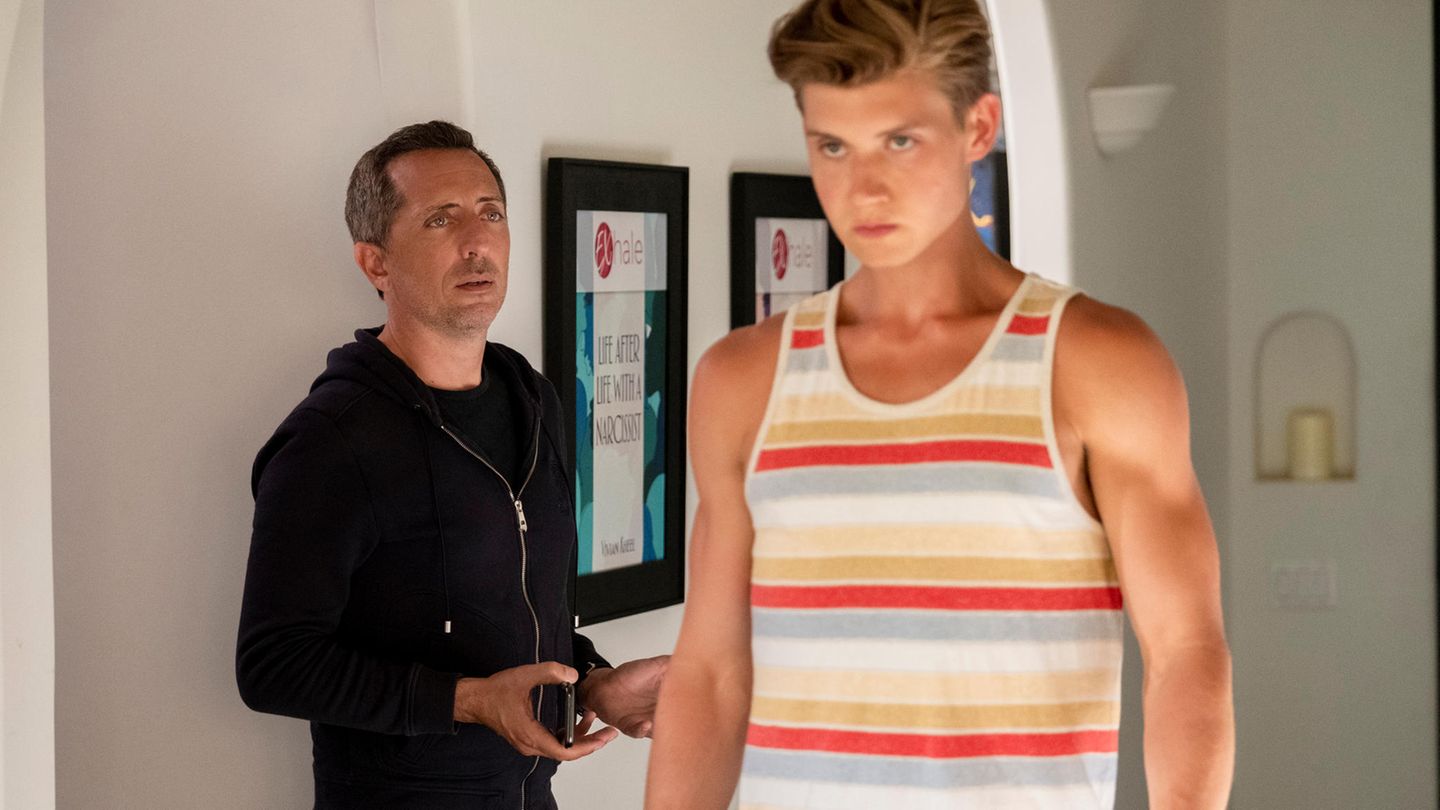 Doku-Serie: Comedy "Huge in France" bei Netflix Der französische Comedy-Superstar GAD hat eine Sinnkrise. Noch 34 Auftritte sieht sein Tourneeplan vor, aber er hat einfach keine Lust mehr, auf der Bühne lustig zu sein. Also nimmt er einen Anruf zum Anlass für seinen Ausstieg: Die Mutter seines Sohnes braucht eine Unterschrift von ihm, was ihn auf die Idee bringt, in Los Angeles persönlich nach dem Rechten zu sehen. Wird er dort vielleicht gebraucht? Von seinem 15-jährigen Sohn, dessen Leben er bislang verpasst hat? Bereits bei der Ankunft am Flughafen LAX erlebt GAD die erste Ernüchterung. Die Kontrolleure erkennen ihn bei seiner Einreise nicht und selbst ein Bühnenvideo, das er ihnen vorspielt, kann sie nicht beeindrucken. Das sei ja alles in Frankreich, das gelte in den USA nichts, wird einer der häufigsten Sätze, die er in der nächsten Zeit hören muss, wenn er mithilfe des Filmchens seinen Ruhm belegen will. Zum Glück erwartet GAD – nach einer gründlichen Leibesvisitation – am Ausgang des Flughafens Brian, ein junger Mann asiatischer Abstammung, der ihm peu à peu erklären kann, wie das "Leben als Unbekannter" so funktioniert. Mit Brians Hilfe findet GAD auch mal die richtigen Worte, denn sein Humor kommt in den Staaten nicht an, sondern hinterlässt nur versteinerte Gesichter. GAD kann sein ruiniertes Verhältnis zu Sohn Luke (Jordan Ver Hoeve, im Bild) auf neue Füße stellen und gewinnt allmählich dessen Vertrauen. Und das nicht nur, weil Geld für GAD keine Rolle spielt. Gad Elmaleh, Autor, Produzent und Hauptdarsteller der Netflix-Serie, hat in "Huge in France" sein eigenes Leben persifliert. Elmaleh gehört zu den berühmtesten Komikern Frankreichs und beweist herrliche Selbstironie. "C'est Gad" stellt er sich in den USA stets eitel vor, doch löst er damit nicht die gewohnte Fanbegeisterung aus. Er muss ein Leben mit mehr Demut lernen, sich plötzlich in Warteschlangen einreihen und Geduld beweisen – auch mit seinem Sohn, der ihn zunächste mit dem Satz "Ich spreche keine Französisch" eiskalt abtropfen lässt. Luke steht nämlich der beruflich gescheiterte Lebensgefährte seiner Mutter, Jason (Matthew Del Negro), viel näher, weil er ihn bei seiner Karriere als Model unterstützt. Gads Ex-Frau Vivian (Erinn Hayes) ist dann auch noch so ein Problem, sie hasst ihn und will, dass er wieder verschwindet. – Nebenbei erhält man einen köstlichen Einblick in die Welt von "Mehr Schein als Sein", in der jedes Like mehr zählt als der echte Mensch im gleichen Raum. Für Fans von: Comedy-Serien wie "Master of None" Wann gucken: Da jede der acht Folgen nur etwa 30 Minuten dauert, lassen sie sich gut zwischendurch gucken. Das Ausschalten nach einer Folge ist allerdings ziemlich unmöglich. Binge-Faktor: ♥♥♥♥ Was sollen wir drumrumreden, Durchsuchten! Comedy "Huge in France" bei Netflix Der französische Comedy-Superstar GAD hat eine Sinnkrise. Noch 34 Auftritte sieht sein Tourneeplan vor, aber er hat einfach keine Lust mehr, auf der Bühne lustig zu sein. Also nimmt er einen Anruf zum Anlass für seinen Ausstieg: Die Mutter seines Sohnes braucht eine Unterschrift von ihm, was ihn auf die Idee bringt, in Los Angeles persönlich nach dem Rechten zu sehen. Wird er dort vielleicht gebraucht? Von seinem 15-jährigen Sohn, dessen Leben er bislang verpasst hat? Bereits bei der Ankunft am Flughafen LAX erlebt GAD die erste Ernüchterung. Die Kontrolleure erkennen ihn bei seiner Einreise nicht und selbst ein Bühnenvideo, das er ihnen vorspielt, kann sie nicht beeindrucken. Das sei ja alles in Frankreich, das gelte in den USA nichts, wird einer der häufigsten Sätze, die er in der nächsten Zeit hören muss, wenn er mithilfe des Filmchens seinen Ruhm belegen will. Zum Glück erwartet GAD – nach einer gründlichen Leibesvisitation – am Ausgang des Flughafens Brian, ein junger Mann asiatischer Abstammung, der ihm peu à peu erklären kann, wie das "Leben als Unbekannter" so funktioniert. Mit Brians Hilfe findet GAD auch mal die richtigen Worte, denn sein Humor kommt in den Staaten nicht an, sondern hinterlässt nur versteinerte Gesichter. GAD kann sein ruiniertes Verhältnis zu Sohn Luke (Jordan Ver Hoeve, im Bild) auf neue Füße stellen und gewinnt allmählich dessen Vertrauen. Und das nicht nur, weil Geld für GAD keine Rolle spielt. Gad Elmaleh, Autor, Produzent und Hauptdarsteller der Netflix-Serie, hat in "Huge in France" sein eigenes Leben persifliert. Elmaleh gehört zu den berühmtesten Komikern Frankreichs und beweist herrliche Selbstironie. "C'est Gad" stellt er sich in den USA stets eitel vor, doch löst er damit nicht die gewohnte Fanbegeisterung aus. Er muss ein Leben mit mehr Demut lernen, sich plötzlich in Warteschlangen einreihen und Geduld beweisen – auch mit seinem Sohn, der ihn zunächste mit dem Satz "Ich spreche keine Französisch" eiskalt abtropfen lässt. Luke steht nämlich der beruflich gescheiterte Lebensgefährte seiner Mutter, Jason (Matthew Del Negro), viel näher, weil er ihn bei seiner Karriere als Model unterstützt. Gads Ex-Frau Vivian (Erinn Hayes) ist dann auch noch so ein Problem, sie hasst ihn und will, dass er wieder verschwindet. – Nebenbei erhält man einen köstlichen Einblick in die Welt von "Mehr Schein als Sein", in der jedes Like mehr zählt als der echte Mensch im gleichen Raum. Für Fans von: Comedy-Serien wie "Master of None" Wann gucken: Da jede der acht Folgen nur etwa 30 Minuten dauert, lassen sie sich gut zwischendurch gucken. Das Ausschalten nach einer Folge ist allerdings ziemlich unmöglich. Binge-Faktor: ♥♥♥♥ Was sollen wir drumrumreden, Durchsuchten!