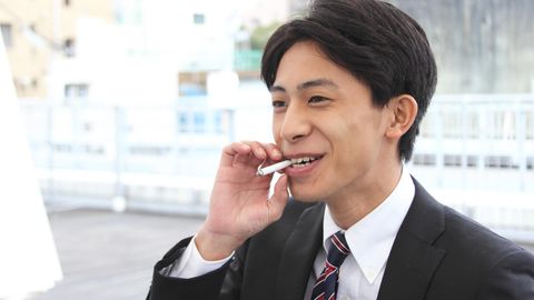 Rauchender Japaner