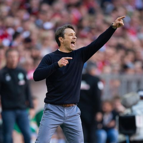 Niko Kovac dirigiert seine Mannschaft lautstark während des Bundesliga-Spiels gegen Werder Bremen