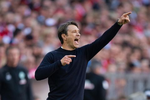 Niko Kovac dirigiert seine Mannschaft lautstark während des Bundesliga-Spiels gegen Werder Bremen