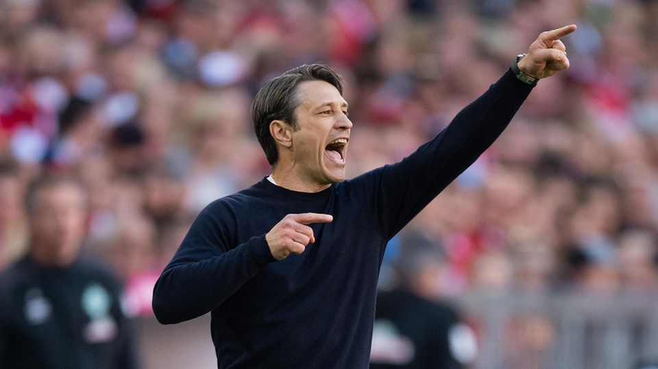 Niko Kovac dirigiert seine Mannschaft lautstark während des Bundesliga-Spiels gegen Werder Bremen