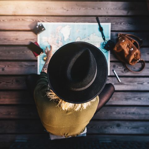 Frau mit Weltkarte
