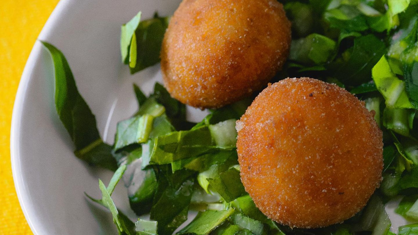 Polpette al mirto   Kalbsfrikadellen mit Mirto   Für 4 Personen · Zubereitung: 40 Minuten · Kochzeit: 20 Minuten · Schwierigkeitsgrad: leicht      Zutaten:  3 säuerliche Äpfel (z. B. Boskop oder Cox Orange), etwas frischer wilder Fenchel, 600 g faschiertes Kalbfleisch, 1 Ei (Größe M), Abrieb von 1 unbehandelten Zitrone, Salz, frisch gemahlener schwarzer Pfeffer, 60 g Butter, 200 ml trockener Weißwein, 2 Zweige frische Mirto (Myrte), 1 TL Zucker, 2 EL Apfelessig      Zubereitung:  Einen Apfel schälen, entkernen und reiben. Den wilden Fenchel klein hacken. In einer Schüssel den geriebenen Apfel mit dem Fleisch, dem Ei, dem gehackten wilden Fenchel und mit dem Zitronenabrieb vermischen sowie mit Salz und Pfeffer würzen. Aus der Masse zwölf kleine, runde Bällchen formen und diese leicht flach drücken. Bei geringer Temperatur in etwa 40 g heißer Butter anbraten. Den Weißwein angießen und 10–12 Minuten köcheln lassen. Die restlichen Äpfel schälen, entkernen und in etwa 1 cm dicke Scheiben schneiden. Diese gemeinsam mit den Mirto-Zweigen in der restlichen Butter anbraten, salzen, pfeffern und mit Zucker bestreuen. In der Pfanne langsam karamellisieren, etwas Apfelessig aufgießen, diesen einkochen lassen und die Pfanne vom Herd nehmen. Die gebratenen Polpette auf den Apfelscheiben anrichten, mit dem restlichen Fond übergießen und sofort servieren.