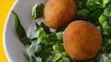 Polpette al mirto   Kalbsfrikadellen mit Mirto   Für 4 Personen · Zubereitung: 40 Minuten · Kochzeit: 20 Minuten · Schwierigkeitsgrad: leicht      Zutaten:  3 säuerliche Äpfel (z. B. Boskop oder Cox Orange), etwas frischer wilder Fenchel, 600 g faschiertes Kalbfleisch, 1 Ei (Größe M), Abrieb von 1 unbehandelten Zitrone, Salz, frisch gemahlener schwarzer Pfeffer, 60 g Butter, 200 ml trockener Weißwein, 2 Zweige frische Mirto (Myrte), 1 TL Zucker, 2 EL Apfelessig      Zubereitung:  Einen Apfel schälen, entkernen und reiben. Den wilden Fenchel klein hacken. In einer Schüssel den geriebenen Apfel mit dem Fleisch, dem Ei, dem gehackten wilden Fenchel und mit dem Zitronenabrieb vermischen sowie mit Salz und Pfeffer würzen. Aus der Masse zwölf kleine, runde Bällchen formen und diese leicht flach drücken. Bei geringer Temperatur in etwa 40 g heißer Butter anbraten. Den Weißwein angießen und 10–12 Minuten köcheln lassen. Die restlichen Äpfel schälen, entkernen und in etwa 1 cm dicke Scheiben schneiden. Diese gemeinsam mit den Mirto-Zweigen in der restlichen Butter anbraten, salzen, pfeffern und mit Zucker bestreuen. In der Pfanne langsam karamellisieren, etwas Apfelessig aufgießen, diesen einkochen lassen und die Pfanne vom Herd nehmen. Die gebratenen Polpette auf den Apfelscheiben anrichten, mit dem restlichen Fond übergießen und sofort servieren.