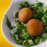 Polpette al mirto   Kalbsfrikadellen mit Mirto   Für 4 Personen · Zubereitung: 40 Minuten · Kochzeit: 20 Minuten · Schwierigkeitsgrad: leicht      Zutaten:  3 säuerliche Äpfel (z. B. Boskop oder Cox Orange), etwas frischer wilder Fenchel, 600 g faschiertes Kalbfleisch, 1 Ei (Größe M), Abrieb von 1 unbehandelten Zitrone, Salz, frisch gemahlener schwarzer Pfeffer, 60 g Butter, 200 ml trockener Weißwein, 2 Zweige frische Mirto (Myrte), 1 TL Zucker, 2 EL Apfelessig      Zubereitung:  Einen Apfel schälen, entkernen und reiben. Den wilden Fenchel klein hacken. In einer Schüssel den geriebenen Apfel mit dem Fleisch, dem Ei, dem gehackten wilden Fenchel und mit dem Zitronenabrieb vermischen sowie mit Salz und Pfeffer würzen. Aus der Masse zwölf kleine, runde Bällchen formen und diese leicht flach drücken. Bei geringer Temperatur in etwa 40 g heißer Butter anbraten. Den Weißwein angießen und 10–12 Minuten köcheln lassen. Die restlichen Äpfel schälen, entkernen und in etwa 1 cm dicke Scheiben schneiden. Diese gemeinsam mit den Mirto-Zweigen in der restlichen Butter anbraten, salzen, pfeffern und mit Zucker bestreuen. In der Pfanne langsam karamellisieren, etwas Apfelessig aufgießen, diesen einkochen lassen und die Pfanne vom Herd nehmen. Die gebratenen Polpette auf den Apfelscheiben anrichten, mit dem restlichen Fond übergießen und sofort servieren.