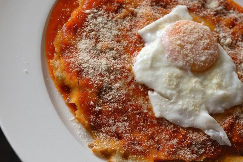 Pane frattau  - Lasagne mit Pane carasau   Für 4 Personen · Zubereitung: 20 Minuten · Kochzeit: 10 Minuten · Schwierigkeitsgrad: leicht      Zutaten:  1 l Gemüsebrühe, 200 g Tomatensauce (frisch zubereitet oder aus der Dose), Salz, 5 Fladen Pane carasau, 150 g Pecorino sardo, 4 Eier (Größe M)      Zubereitung:  In einem Topf die Gemüsebrühe erwärmen. In einer Pfanne die Tomatensauce erwärmen. In einer anderen Pfanne Salzwasser zum Pochieren der Eier erhitzen. Das Pane carasau kurz in die Gemüsebrühe tauchen und dann eine erste Schicht auf einem Teller auslegen. Darauf mit einem Löffel die Tomatensauce verstreichen und frischen Pecorino daraufreiben. Denselben Vorgang in mehreren Schichten wiederholen. Mit einer Schicht Tomatensauce und geriebenem Pecorino sardo abschließen. Die Eier in dem heißen Wasser pochieren und jeweils eines zum Abschluss auf die Teller geben. Heiß servieren.