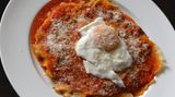 Pane frattau  - Lasagne mit Pane carasau   Für 4 Personen · Zubereitung: 20 Minuten · Kochzeit: 10 Minuten · Schwierigkeitsgrad: leicht      Zutaten:  1 l Gemüsebrühe, 200 g Tomatensauce (frisch zubereitet oder aus der Dose), Salz, 5 Fladen Pane carasau, 150 g Pecorino sardo, 4 Eier (Größe M)      Zubereitung:  In einem Topf die Gemüsebrühe erwärmen. In einer Pfanne die Tomatensauce erwärmen. In einer anderen Pfanne Salzwasser zum Pochieren der Eier erhitzen. Das Pane carasau kurz in die Gemüsebrühe tauchen und dann eine erste Schicht auf einem Teller auslegen. Darauf mit einem Löffel die Tomatensauce verstreichen und frischen Pecorino daraufreiben. Denselben Vorgang in mehreren Schichten wiederholen. Mit einer Schicht Tomatensauce und geriebenem Pecorino sardo abschließen. Die Eier in dem heißen Wasser pochieren und jeweils eines zum Abschluss auf die Teller geben. Heiß servieren.