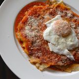 Pane frattau  - Lasagne mit Pane carasau   Für 4 Personen · Zubereitung: 20 Minuten · Kochzeit: 10 Minuten · Schwierigkeitsgrad: leicht      Zutaten:  1 l Gemüsebrühe, 200 g Tomatensauce (frisch zubereitet oder aus der Dose), Salz, 5 Fladen Pane carasau, 150 g Pecorino sardo, 4 Eier (Größe M)      Zubereitung:  In einem Topf die Gemüsebrühe erwärmen. In einer Pfanne die Tomatensauce erwärmen. In einer anderen Pfanne Salzwasser zum Pochieren der Eier erhitzen. Das Pane carasau kurz in die Gemüsebrühe tauchen und dann eine erste Schicht auf einem Teller auslegen. Darauf mit einem Löffel die Tomatensauce verstreichen und frischen Pecorino daraufreiben. Denselben Vorgang in mehreren Schichten wiederholen. Mit einer Schicht Tomatensauce und geriebenem Pecorino sardo abschließen. Die Eier in dem heißen Wasser pochieren und jeweils eines zum Abschluss auf die Teller geben. Heiß servieren.
