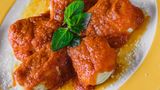 Culurgiones di patate e pecorino   Gefüllte Teigtaschen mit Kartoffeln und Schafskäse   Für 4 Personen · Zubereitung: 45 Minuten · Kochzeit: 20 Minuten · Schwierigkeitsgrad: mittel      Zutaten:  Für die Füllung: 1 kg mehligkochende Kartoffeln, 300 g Pecorino, gerieben, einige frische Minzblätter, 1 Knoblauchzehe, abgezogen und fein gehackt, 3 EL Schmalz (strutto)      Für den Teig: Salz, 300 g feiner Hartweizengrieß      Zubereitung:  Für die Füllung: die Kartoffeln kochen, pellen und durch die Kartoffelpresse drücken. Den Kartoffelbrei mit allen anderen Zutaten vermischen und die Masse etwas ruhen lassen. Für den Teig 100 ml Wasser und etwas Salz vermischen. Dann Salzwasser und Grieß langsam zu einem elastischen, glatten Teig verarbeiten und diesen dünn ausrollen. Daraus etwa 10 cm große Kreise ausstechen und darauf jeweils einen Löffel der Füllung platzieren. Die beiden Seiten über der Füllung zusammenklappen und von unten nach oben mit den Fingern zur traditionellen Form »verzopfen «. In kochendem Salzwasser 15–20 Minuten garen. Mit Tomatensauce und frisch geriebenem Pecorino servieren.