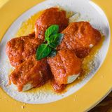 Culurgiones di patate e pecorino   Gefüllte Teigtaschen mit Kartoffeln und Schafskäse   Für 4 Personen · Zubereitung: 45 Minuten · Kochzeit: 20 Minuten · Schwierigkeitsgrad: mittel      Zutaten:  Für die Füllung: 1 kg mehligkochende Kartoffeln, 300 g Pecorino, gerieben, einige frische Minzblätter, 1 Knoblauchzehe, abgezogen und fein gehackt, 3 EL Schmalz (strutto)      Für den Teig: Salz, 300 g feiner Hartweizengrieß      Zubereitung:  Für die Füllung: die Kartoffeln kochen, pellen und durch die Kartoffelpresse drücken. Den Kartoffelbrei mit allen anderen Zutaten vermischen und die Masse etwas ruhen lassen. Für den Teig 100 ml Wasser und etwas Salz vermischen. Dann Salzwasser und Grieß langsam zu einem elastischen, glatten Teig verarbeiten und diesen dünn ausrollen. Daraus etwa 10 cm große Kreise ausstechen und darauf jeweils einen Löffel der Füllung platzieren. Die beiden Seiten über der Füllung zusammenklappen und von unten nach oben mit den Fingern zur traditionellen Form »verzopfen «. In kochendem Salzwasser 15–20 Minuten garen. Mit Tomatensauce und frisch geriebenem Pecorino servieren.