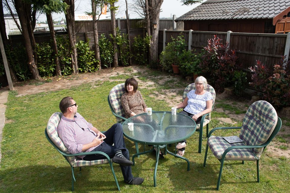 Alex und June Carr tauschen sich mit Nachbarin Janet Marchant aus Alex und June Carr tauschen sich mit Nachbarin Janet Marchant aus