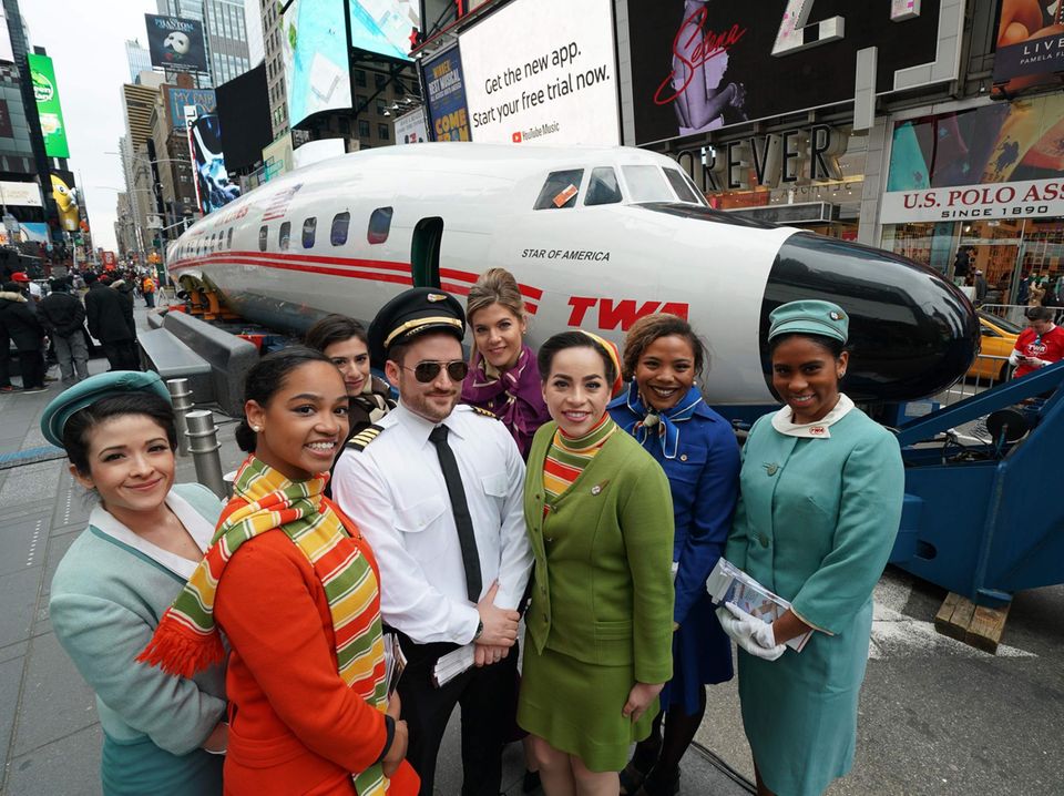 Ende März auf Werbetour am Times Square in Manhattan: Die renovierte Lockheed Constellation 1649A aus den 50er Jahren mit Stewardessen in Retro-Kostümen