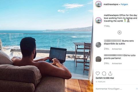 Der Millionär von hinten an seinem Laptop am Strand